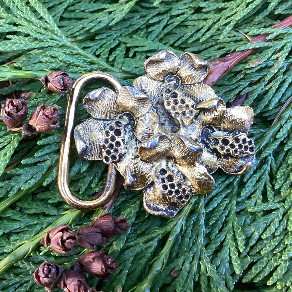 Spectacular Vintage Solid Brass Flower Floral Design Belt Buckle/Scarf Slide - Picture 7 of 14